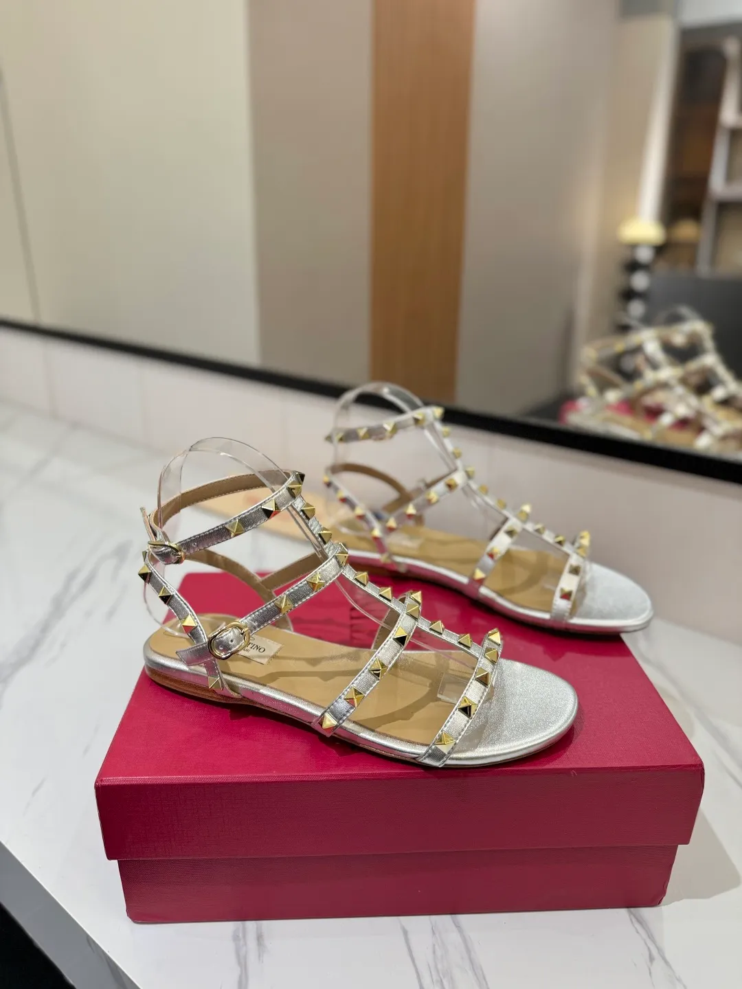 👟👟Ex-factory price 520👟👟 Valentino/Valentino rivet VT classic ankle-wrap rivet sandals, timeless 🆕 deeply rooted in people's hearts❤️A must-have item that never goes out of style🫰top replica! The side curves are perfect, the original molded custom-made rust-free rivets, and the textured hardware bring out a full sense of high-end, giving you a genuine foot feel! The first choice for high-end customers❤️ [Material] Upper: Original imported customized cowhide Inner lining: Original imported goatskin Outsole: Imported pearlescent leather outsole Code number: 35-39 [34, 40, 41, 42 are custom-made and cannot be returned or exchanged]